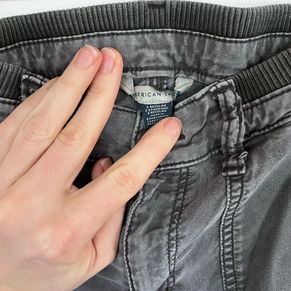 American Eagle Gray High-Waisted Wide Leg Cargo Pants - Size 2 Regular - Picture 3 of 3